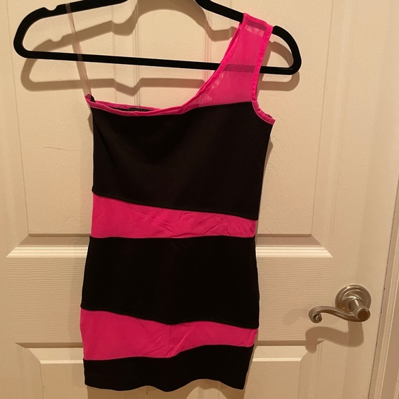 Adorable Girl's Off-the-Shoulder Dress - Picture 4 of 4